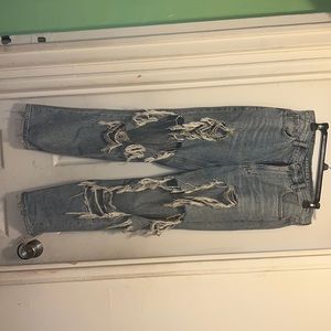 Hello cuties. We got american eagle size 8 US ripped high waist mom jeans <3